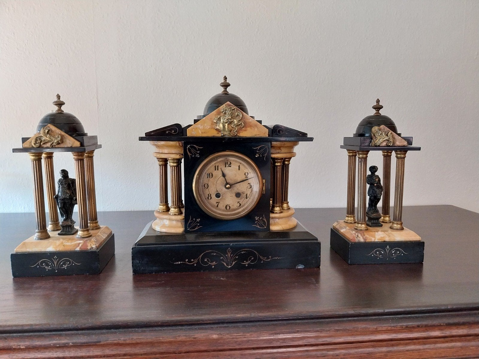 Oude Franse klok met modern uurwerk., Ophalen