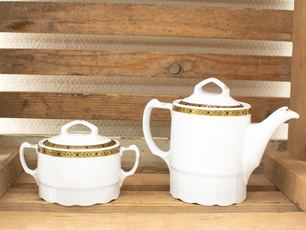porseleinen theepot en suikerpotje 33389, Gebruikt, Ophalen of Verzenden, Bord(en), Overige stijlen