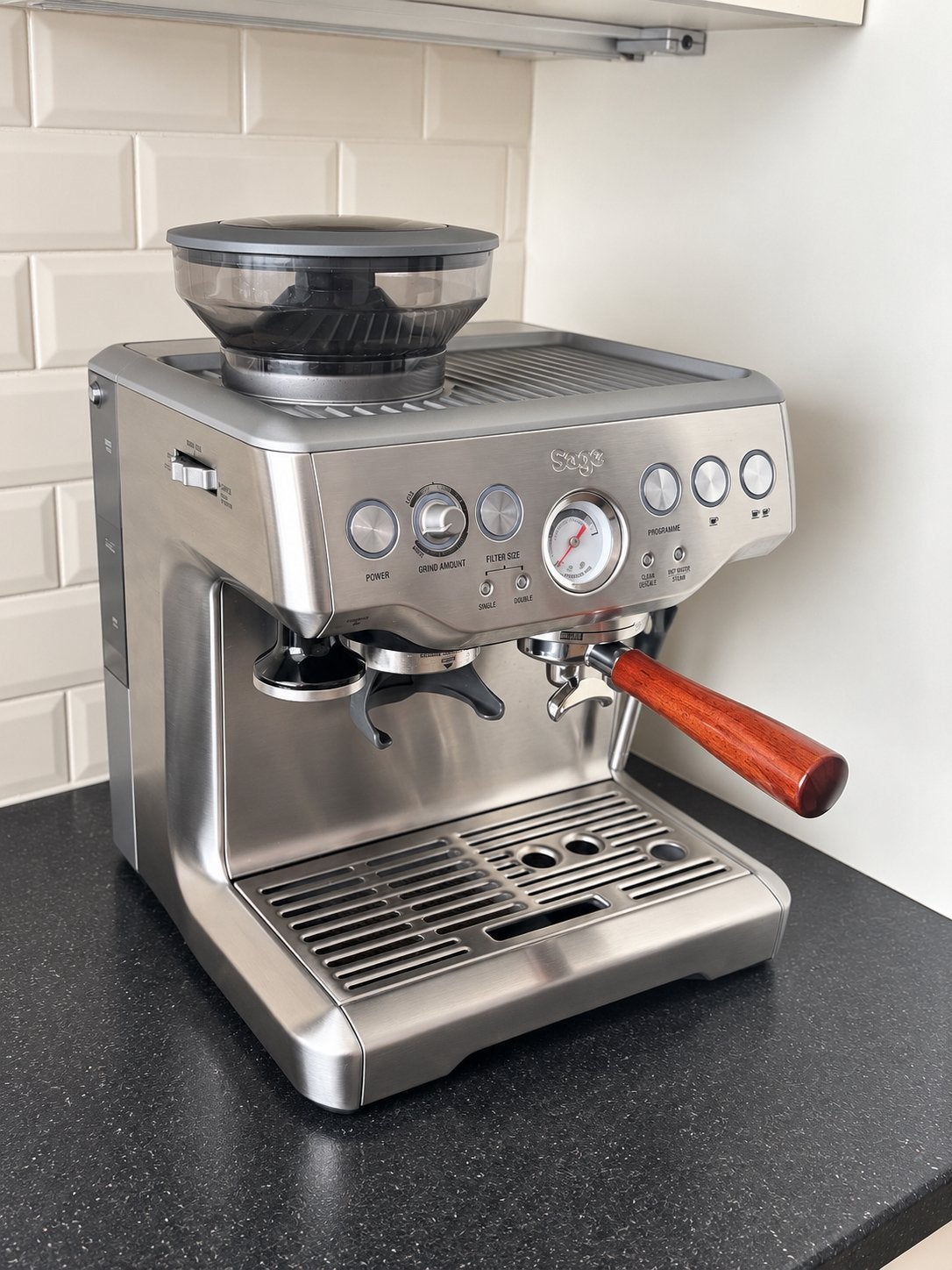 Sage Barista Express + luxe Barista Essential set - Dec 2025, Espresso apparaat, Zo goed als nieuw, 2 tot 4 kopjes, Afneembaar waterreservoir