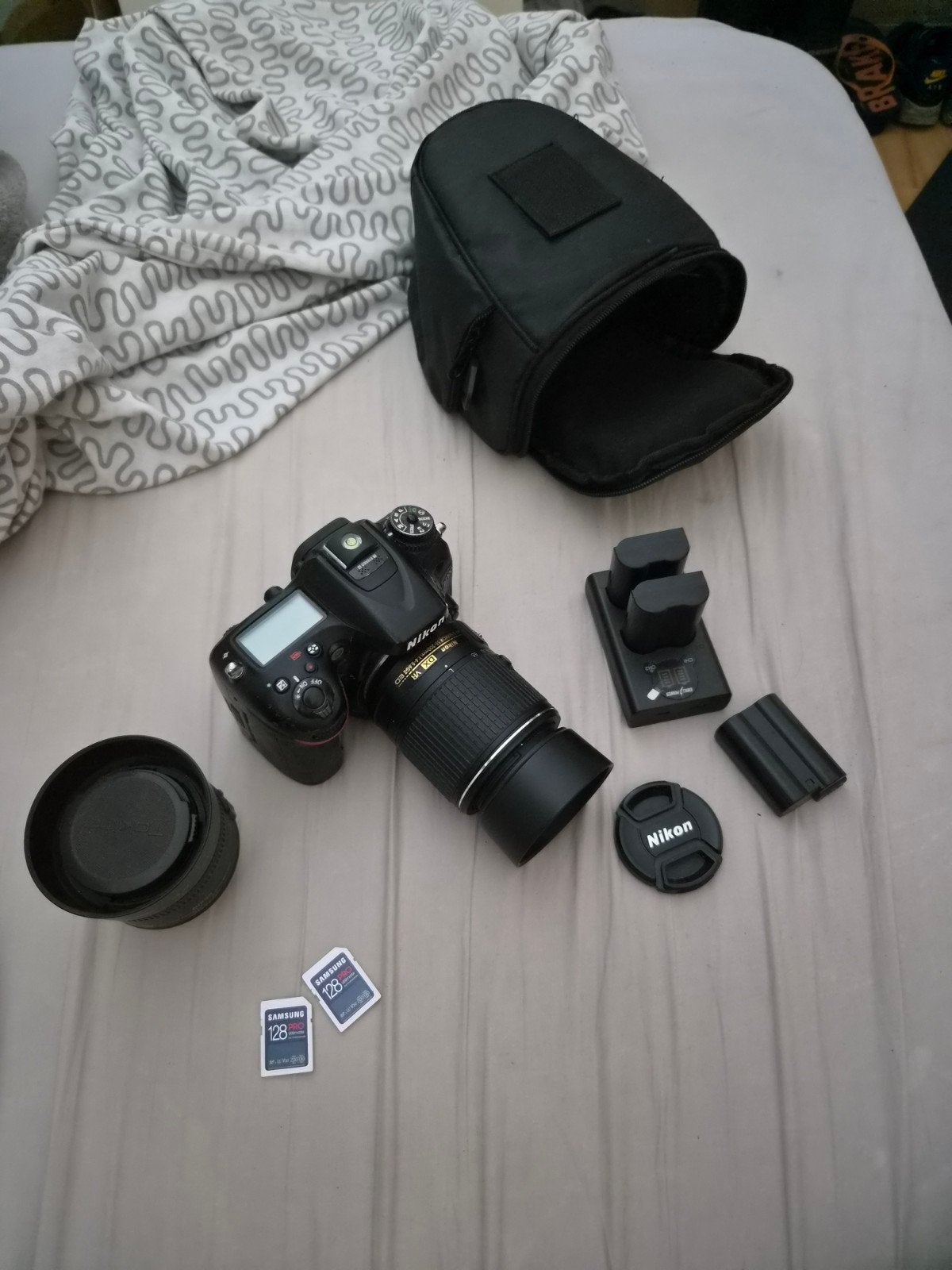Nikon D7100 met 2 lenzen, 3 accu's en 4 SD-kaarten, Gebruikt, Spiegelreflex, Ophalen of Verzenden, Nikon