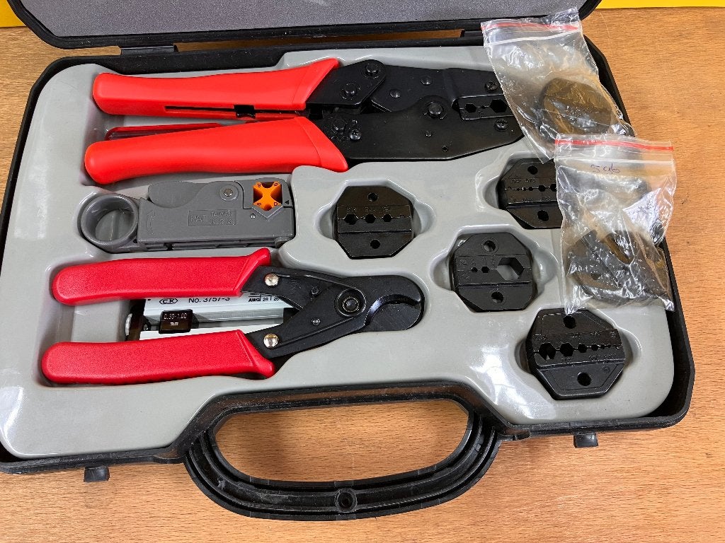 L-COM HT330K Deluxe Coax Krimptangen-set - Nieuw in doos, Ophalen of Verzenden, Nieuw, Gereedschapsset, Overige merken