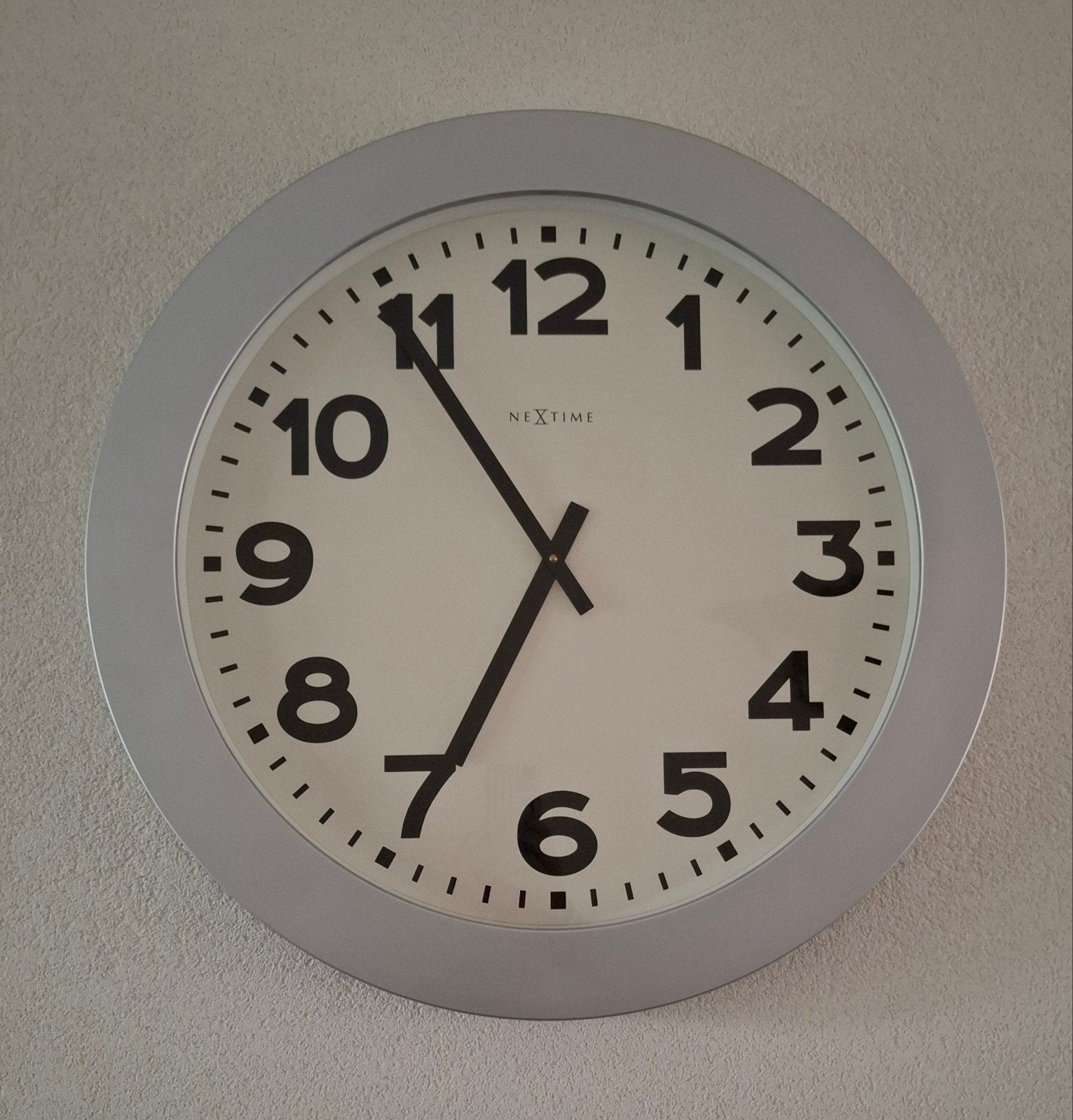 Wandklok Nextime zilver doorsnede 65,5cm, Ophalen, Gebruikt, Grijs, Wandklok
