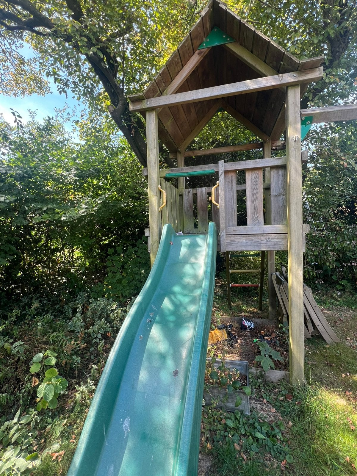 Speelhuisje met schommel en glijbaan., Ophalen of Verzenden, Gebruikt, Hout