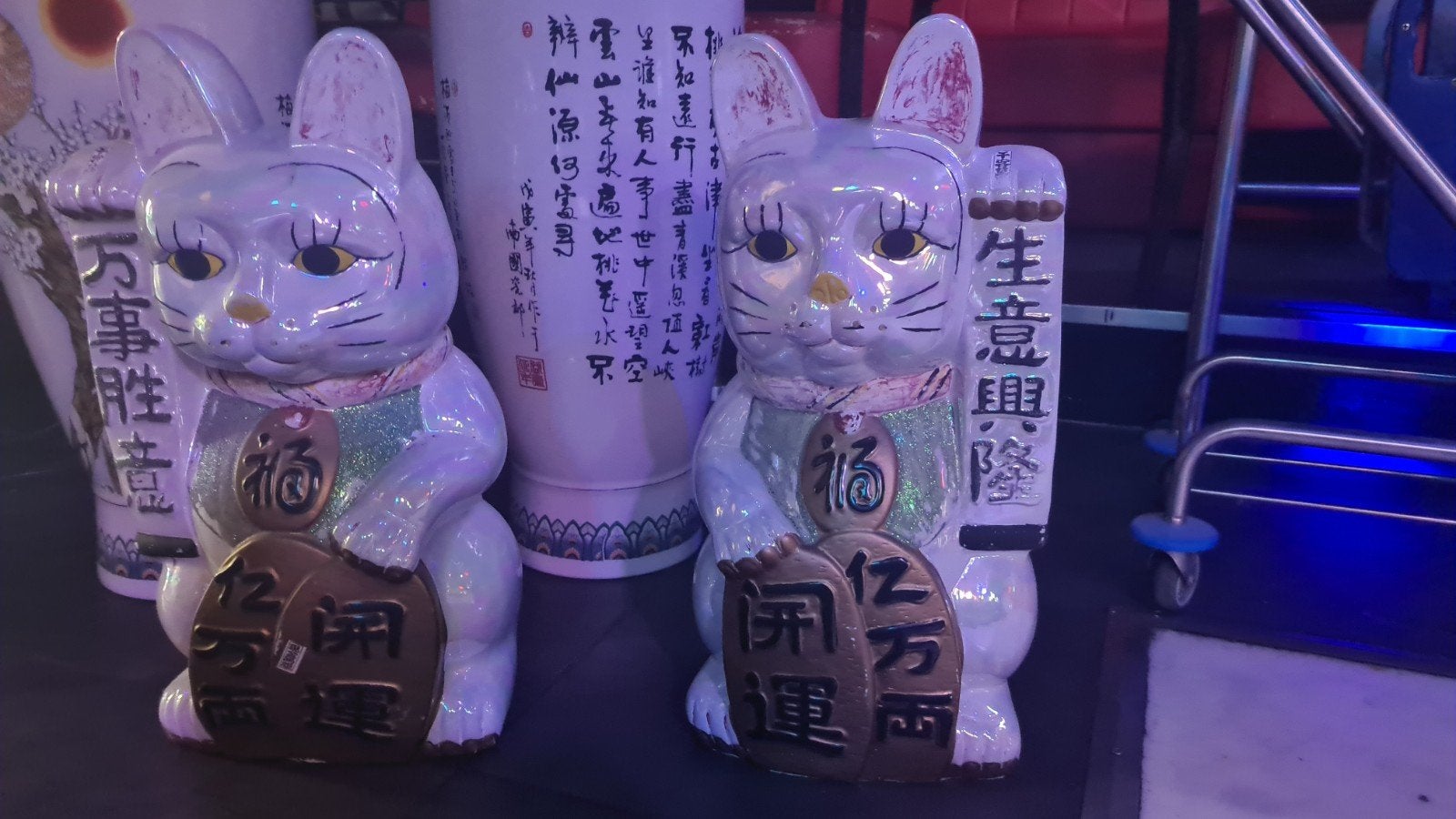 OPRUIMING 2x Maneki Neko geluks kat, Ophalen of Verzenden, Overige materialen