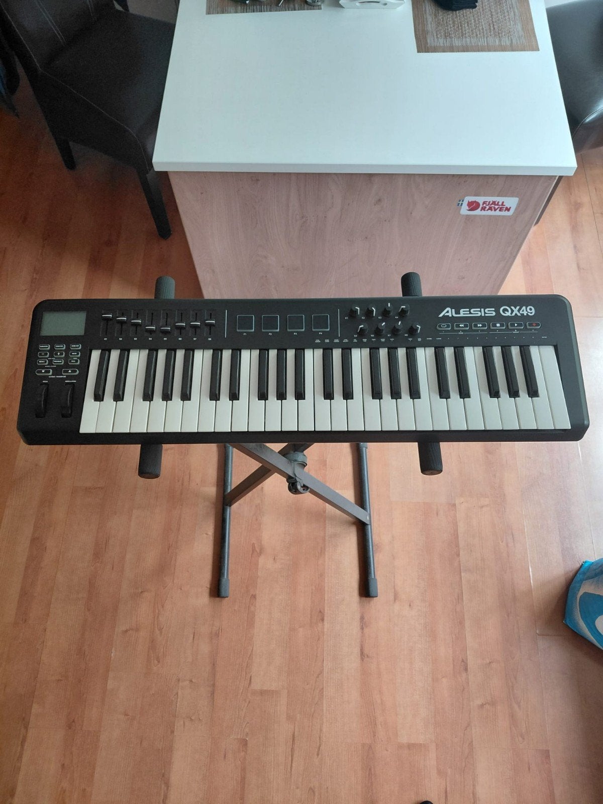 Alesis QX49 MIDI Keyboard Controller met standaard, Zo goed als nieuw, Aanslaggevoelig, Ophalen, 49 toetsen