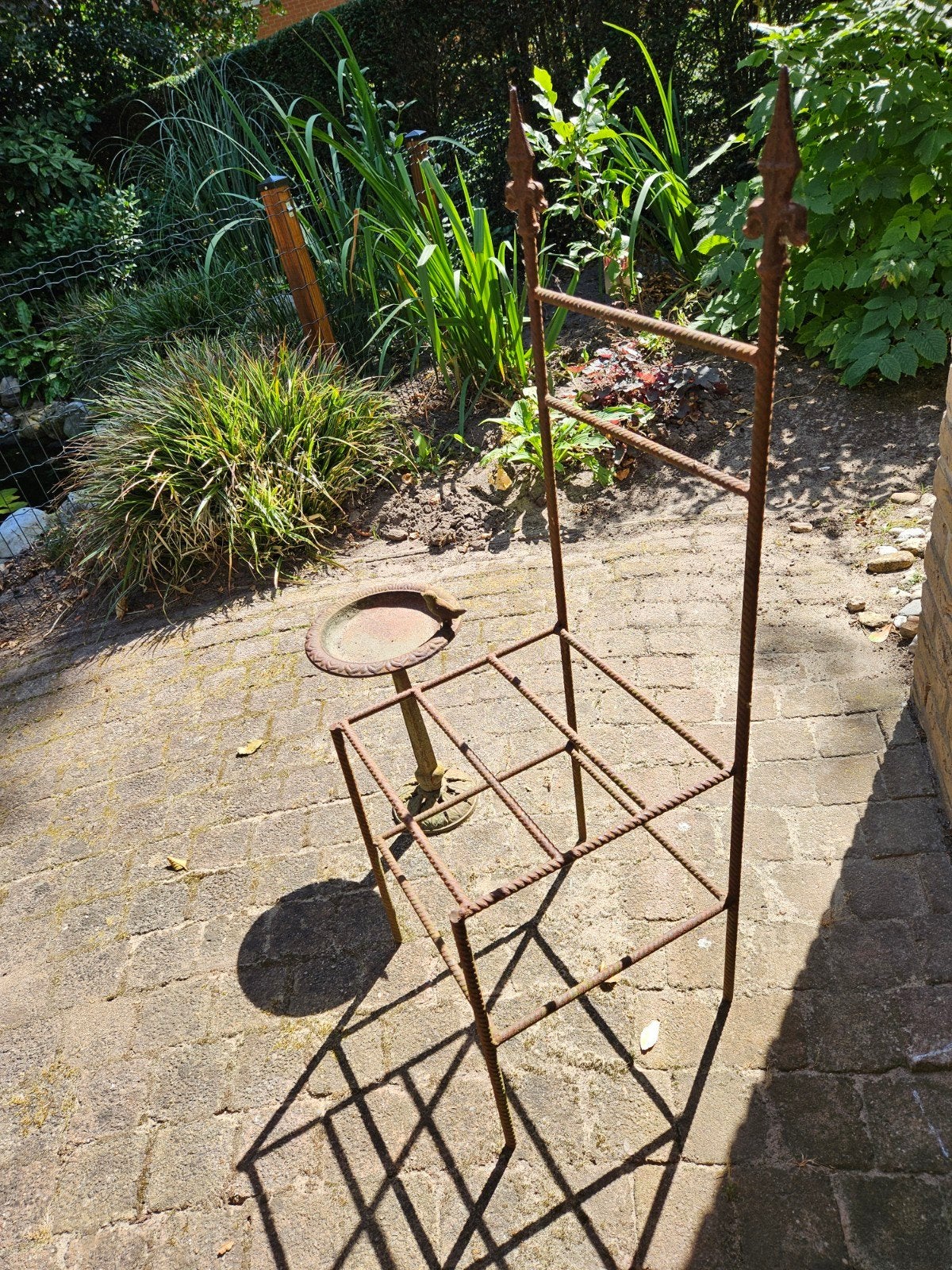 Brocante  ijzeren stoeltje en vogeldrinkbak op voet., Ophalen