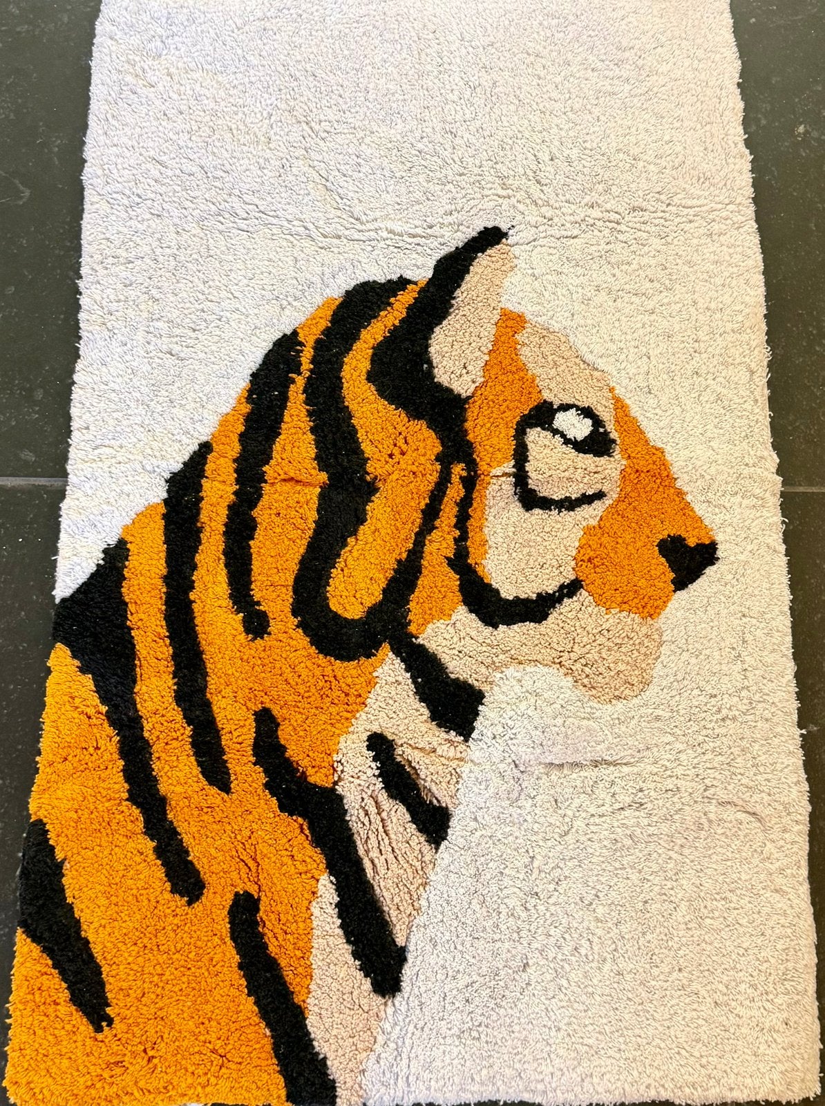Nieuw tapijt/badmat met tijger afbeelding. 85x50 cm, Huis en Inrichting, Stoffering | Tapijten en Kleden, Ophalen of Verzenden