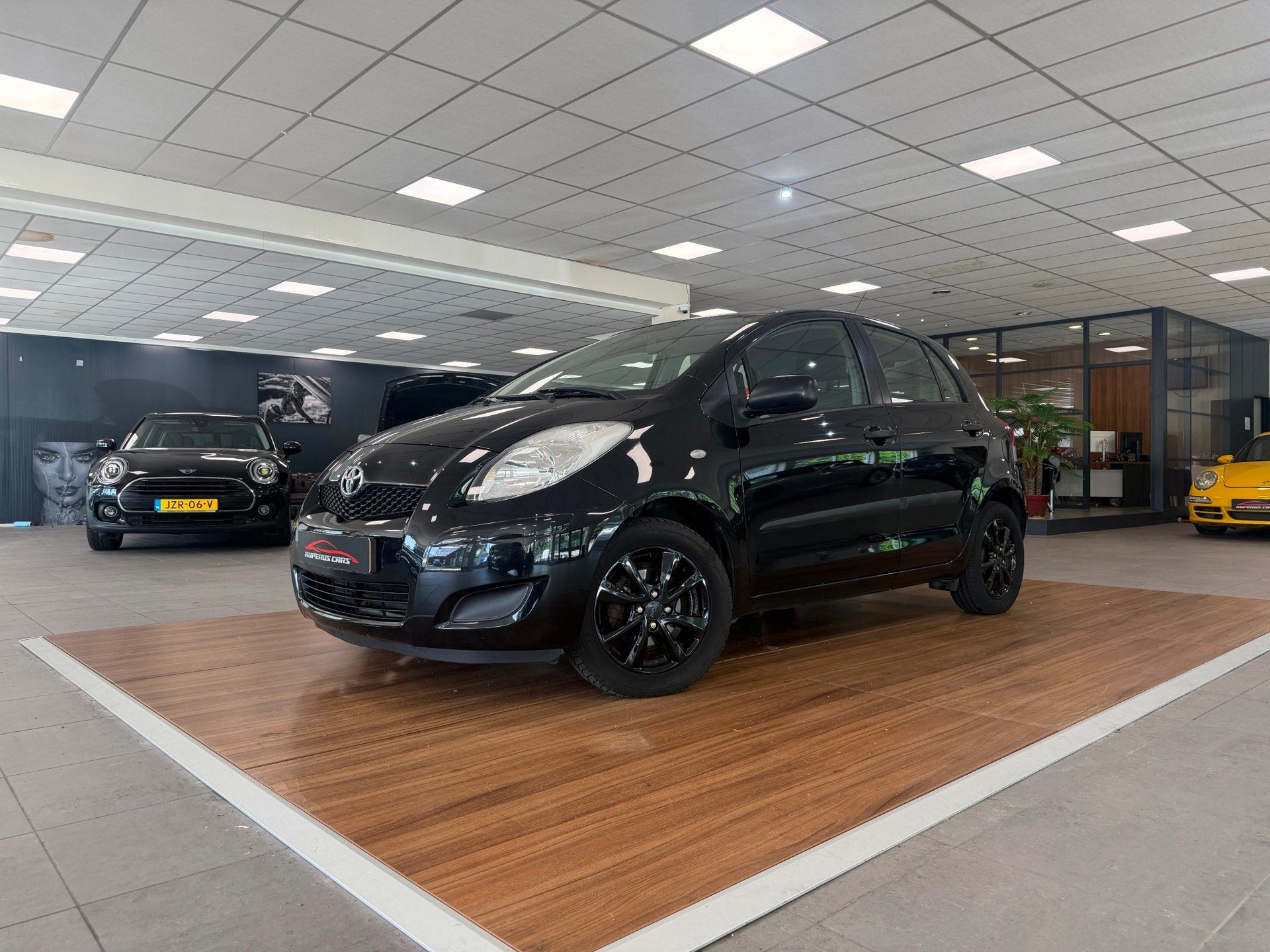 Toyota Yaris 1.3 VVTi Comfort NAP/Centrale deurvergr/LM Velg, Voorwielaandrijving, Euro 5, Stof, Zwart