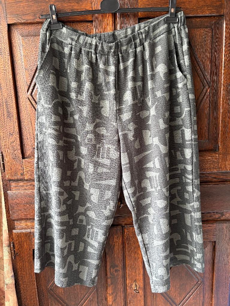 Licht- en donkergroen - grijze broek; 50; Gina Benotti, Kleding | Dames, Ophalen of Verzenden, Zo goed als nieuw, Groen, Broek of Spijkerbroek