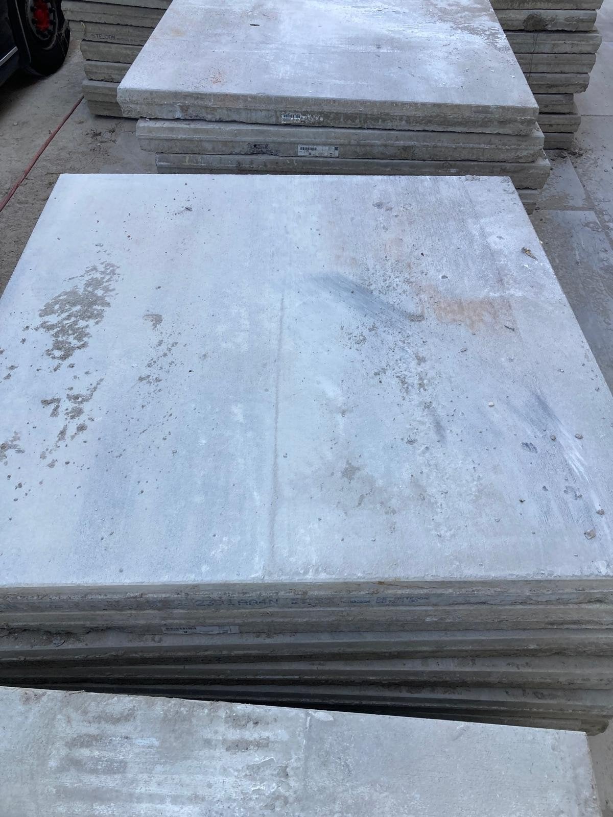 Jong gebruikte Stelconplaten/betonplaten 75 stuks, Tuin en Terras, Ophalen of Verzenden, Hout