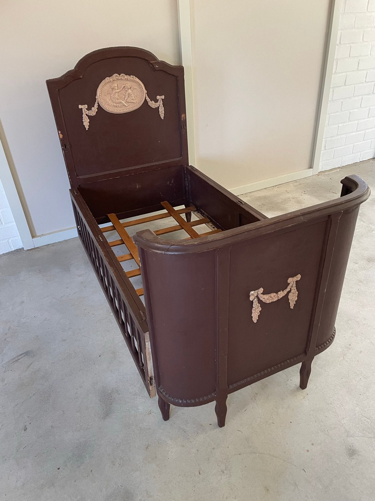 Vintage Kinderbedje met sierlijke details, Ophalen