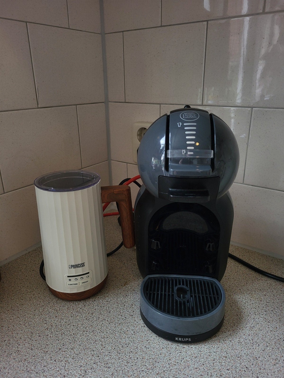 Dolce Gusto Starterset + Melkopschuimer, Koffiepads en cups, Gebruikt, Koffiemachine, Ophalen of Verzenden