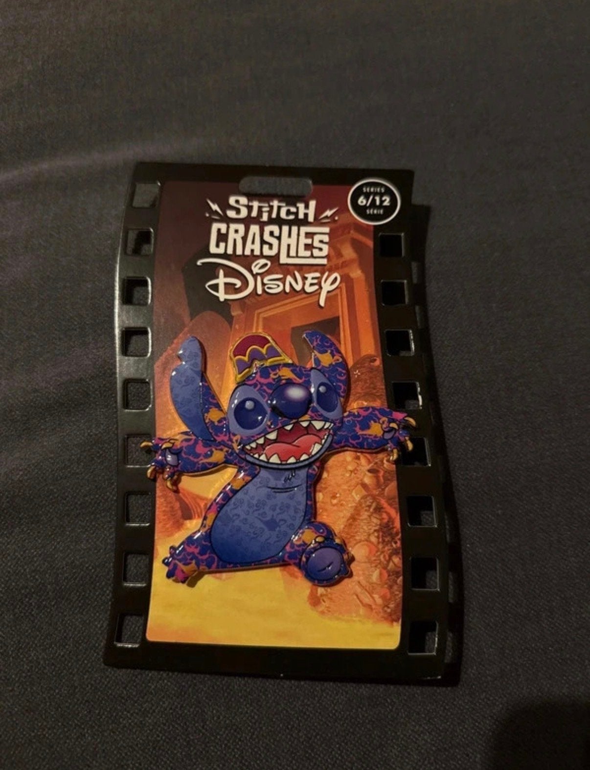 Disney Stitch Crashes Aladdin Pin - Serie 6/12, Verzenden, Overige figuren, Nieuw, Beeldje of Figuurtje