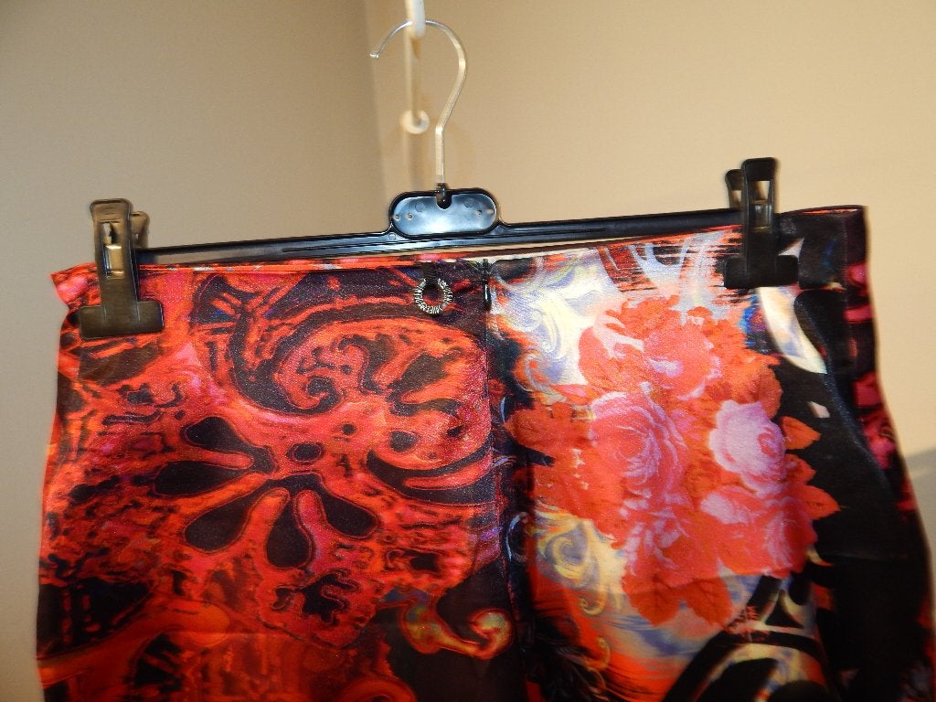 Save the Queen satijn achtige rok rood in mooie print XL, Maat 46/48 (XL) of groter, Save the Queen, Zo goed als nieuw, Knielengte