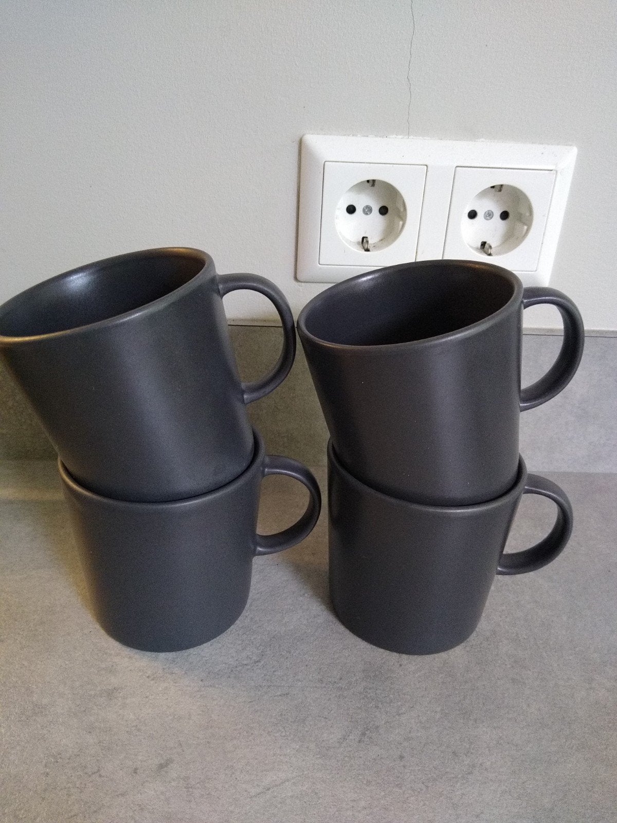 4 matzwarte Ikea mokken, Huis en Inrichting, Keuken | Servies, Ophalen of Verzenden, Aardewerk, Overige stijlen, Kop(pen) en/of Schotel(s)
