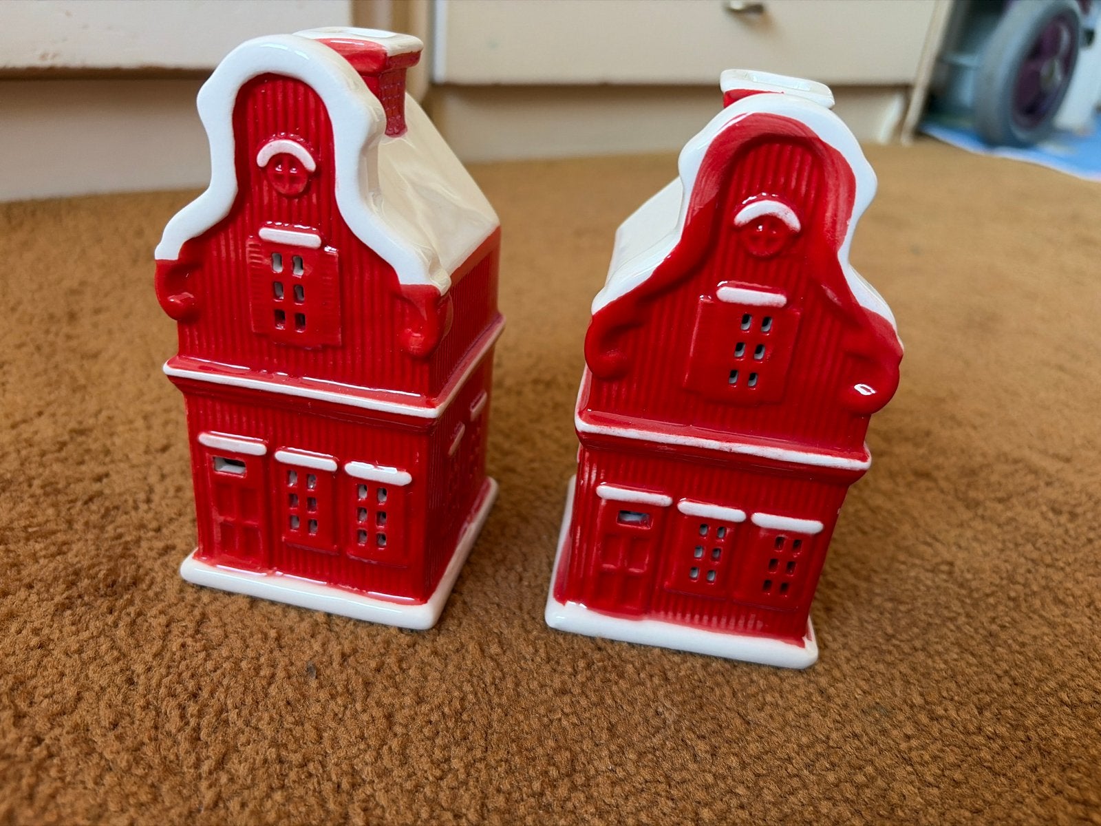 Set van 2 Kerst Huisjes - Rood en Wit Keramiek, Meerkleurig, Nieuw, Ophalen of Verzenden, Landelijk