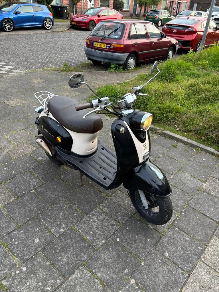 Scooter rijd goed, Fietsen en Brommers, Snorfietsen en Snorscooters, Gebruikt, Overige merken, Benzine, Ophalen