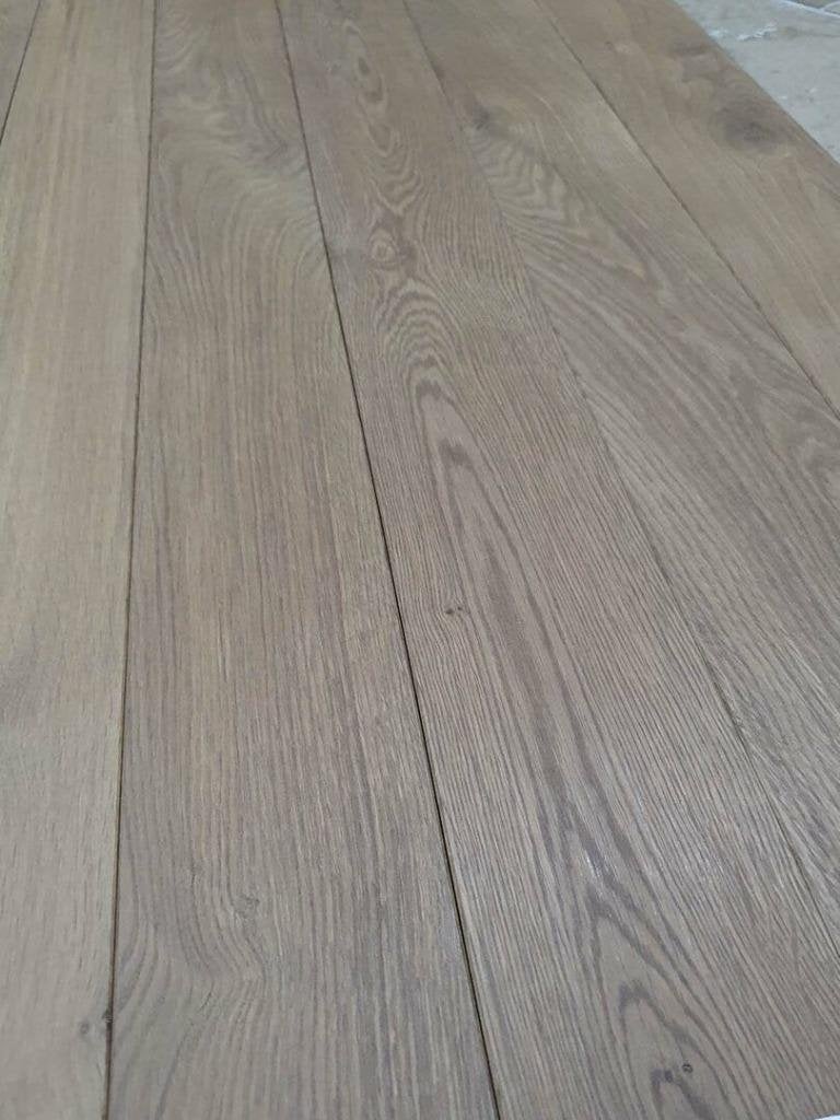 51,84 M2 MASSIEF EIKEN 10 CM BREED GEROOKT EN WIT GEOLIED, Huis en Inrichting, Parket, 75 m² of meer, Wit, Nieuw