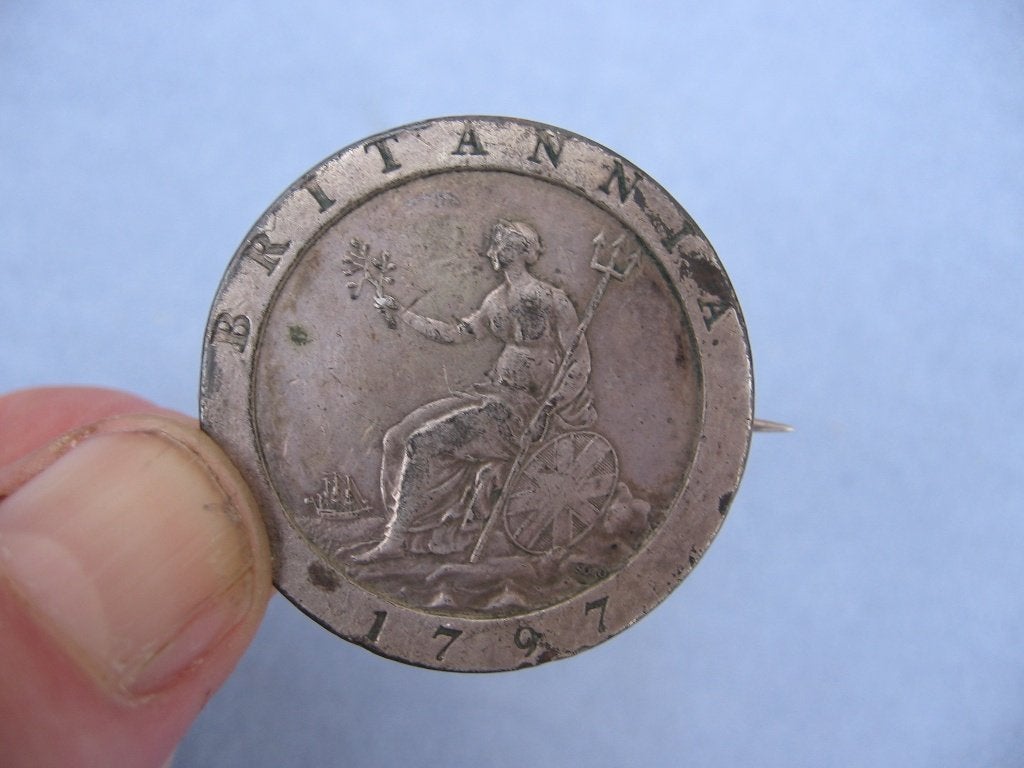 Verzilverde munt broche - Engeland 1797 - bodemvondst, Sieraden, Tassen en Uiterlijk, Ophalen of Verzenden, Brons, Broche