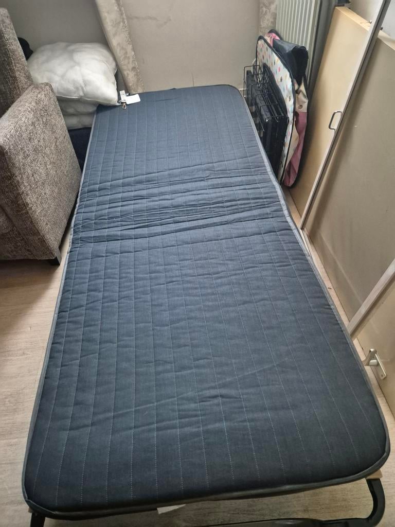Opvouwbaar logeerbed met matras, Huis en Inrichting, Slaapkamer | Bedden, Gebruikt, Eenpersoons, Zwart, 80 cm
