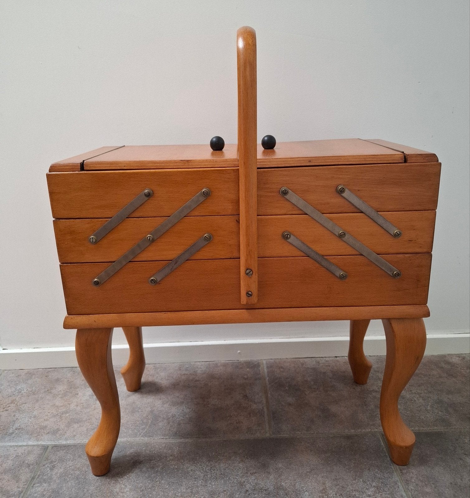 Vintage naaikistje op pootjes ., Ophalen of Verzenden