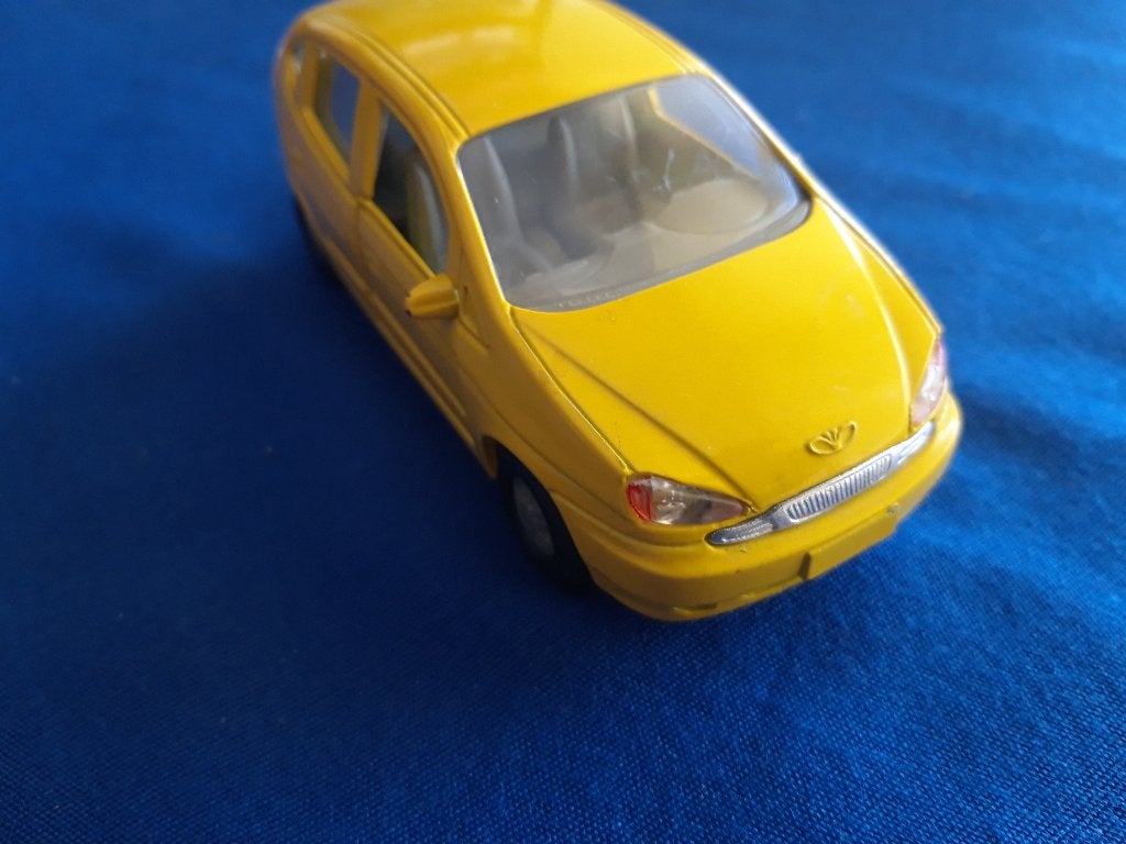 Daewoo Tacuma geel – CM toys Korea - mint 1/35 - Chevrolet, Ophalen of Verzenden, Zo goed als nieuw, Auto