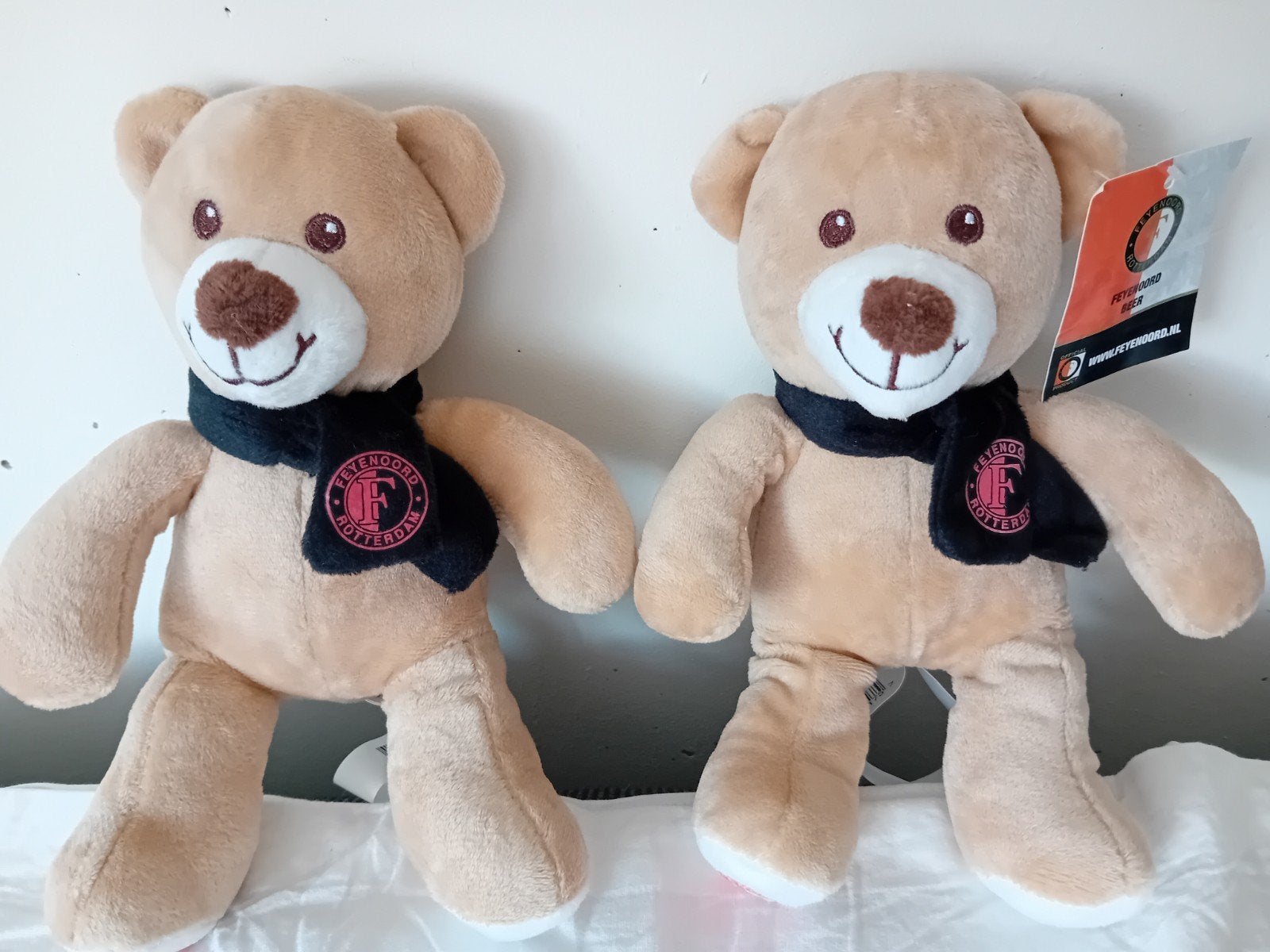 Nieuw Feyenoord Teddybeer met zwart sjaaltjes 2 stuks €10,00, Kinderen en Baby's, Speelgoed | Knuffels en Pluche, Ophalen, Nieuw