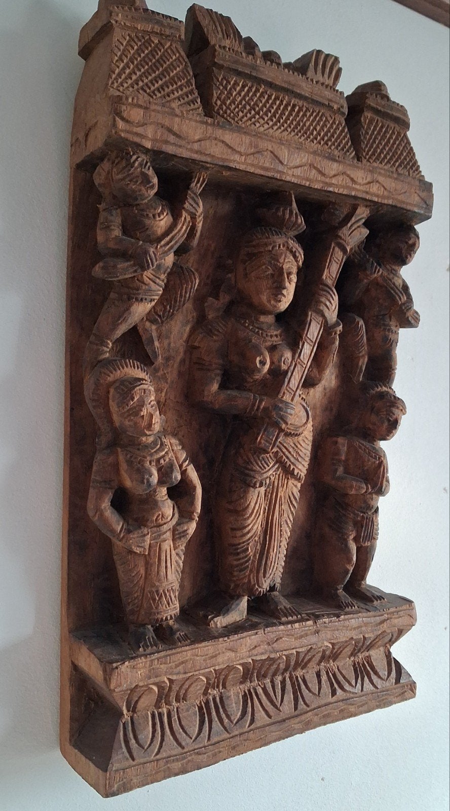 Sarawati & Devotees. Tibet. Woodcarving. Ca 1875. 17/31 cm., Bruin, Handgemaakt, Tibet, Ophalen