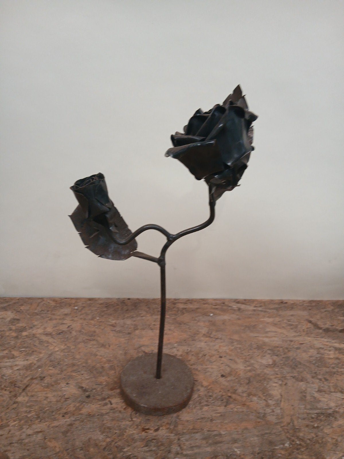 Metalen rozen sculptuur - 40 cm hoog, Ophalen of Verzenden, Flora, Beeld, Metaal