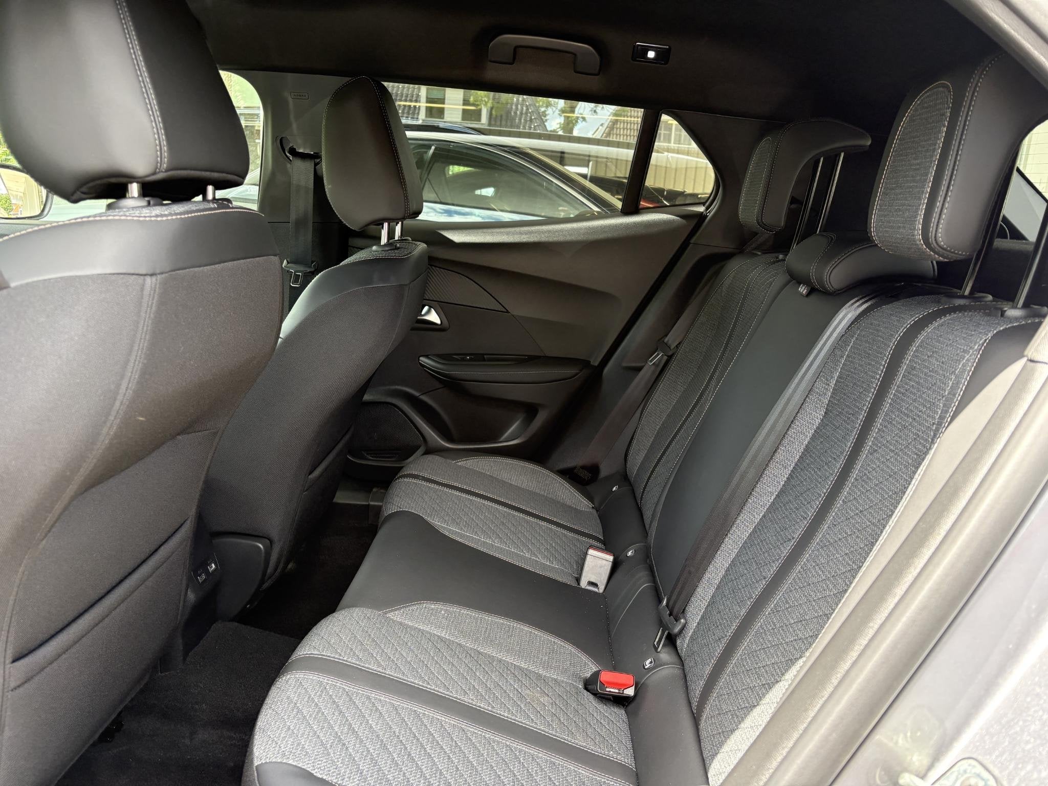 Foto 12 van Peugeot 2008 1.2T 100pk Allure | Achteruitrijcamera | Naviga
