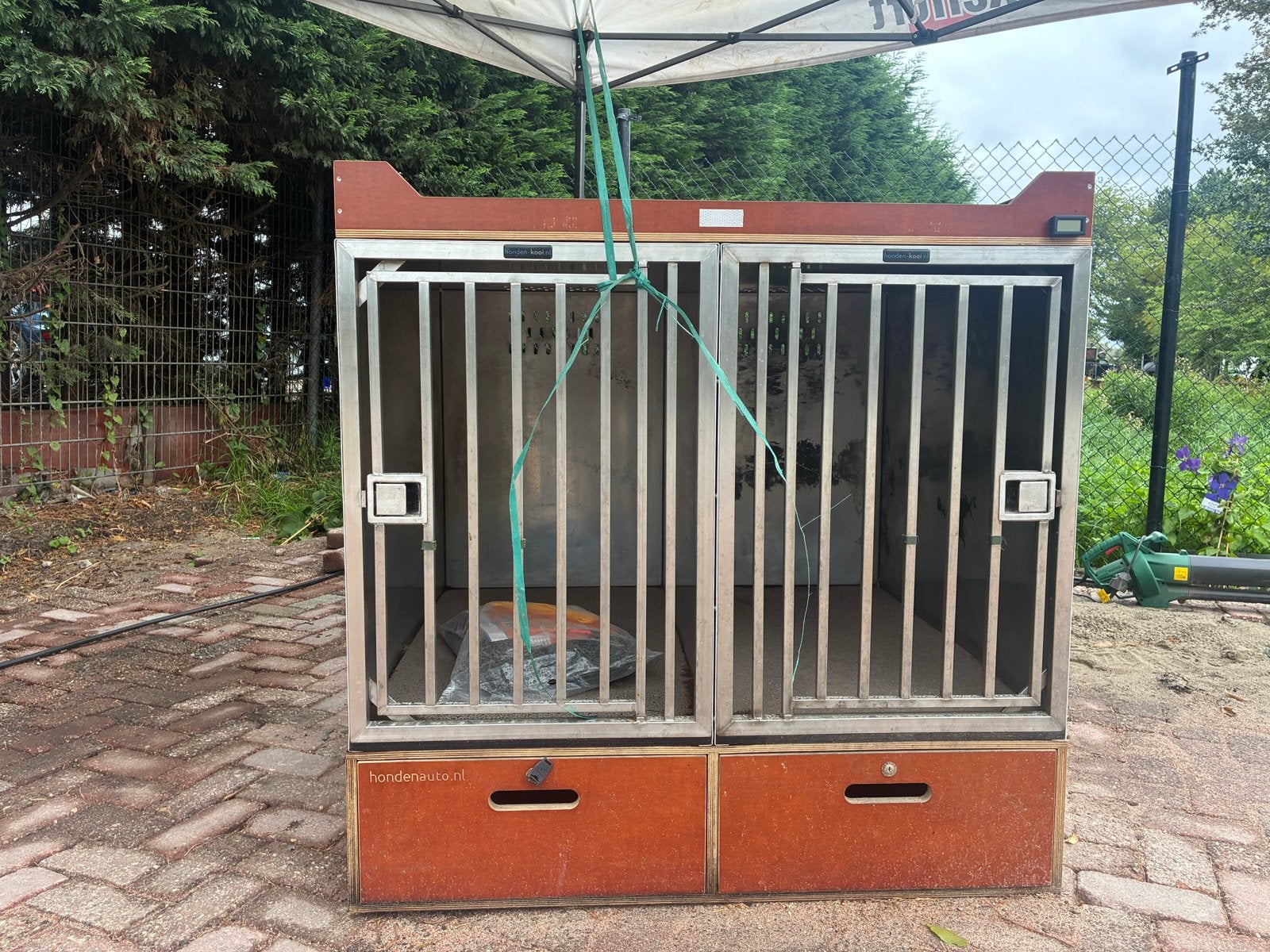 Inbouw hondenhok / hondenbox dubbel – voor bedrijfswagen, Ophalen, Zo goed als nieuw