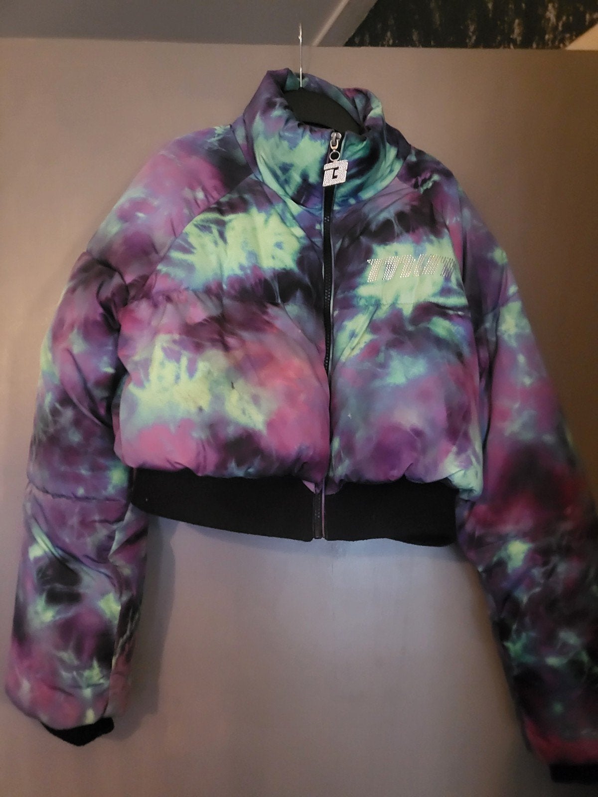 Bershka Pufferjack met Tie-Dye Print en Strass Letters, Meerkleurig, Zo goed als nieuw, Maat 34 (XS) of kleiner, Bershka