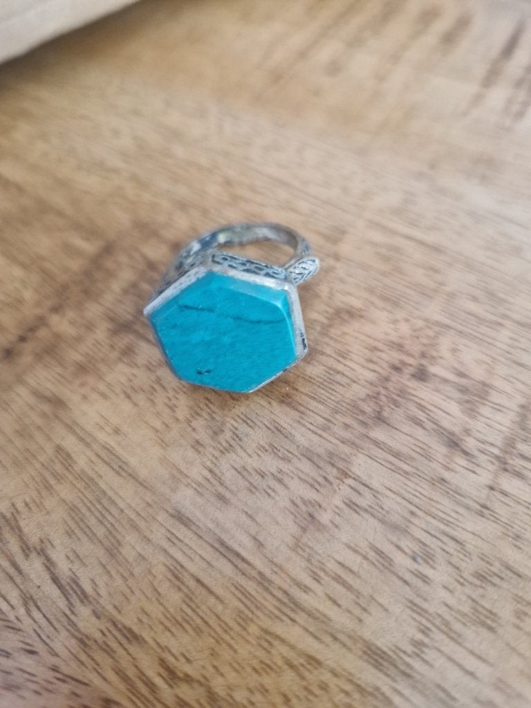 Tibetaans zilveren (hoekige)ring maat 19. Met turquoise.