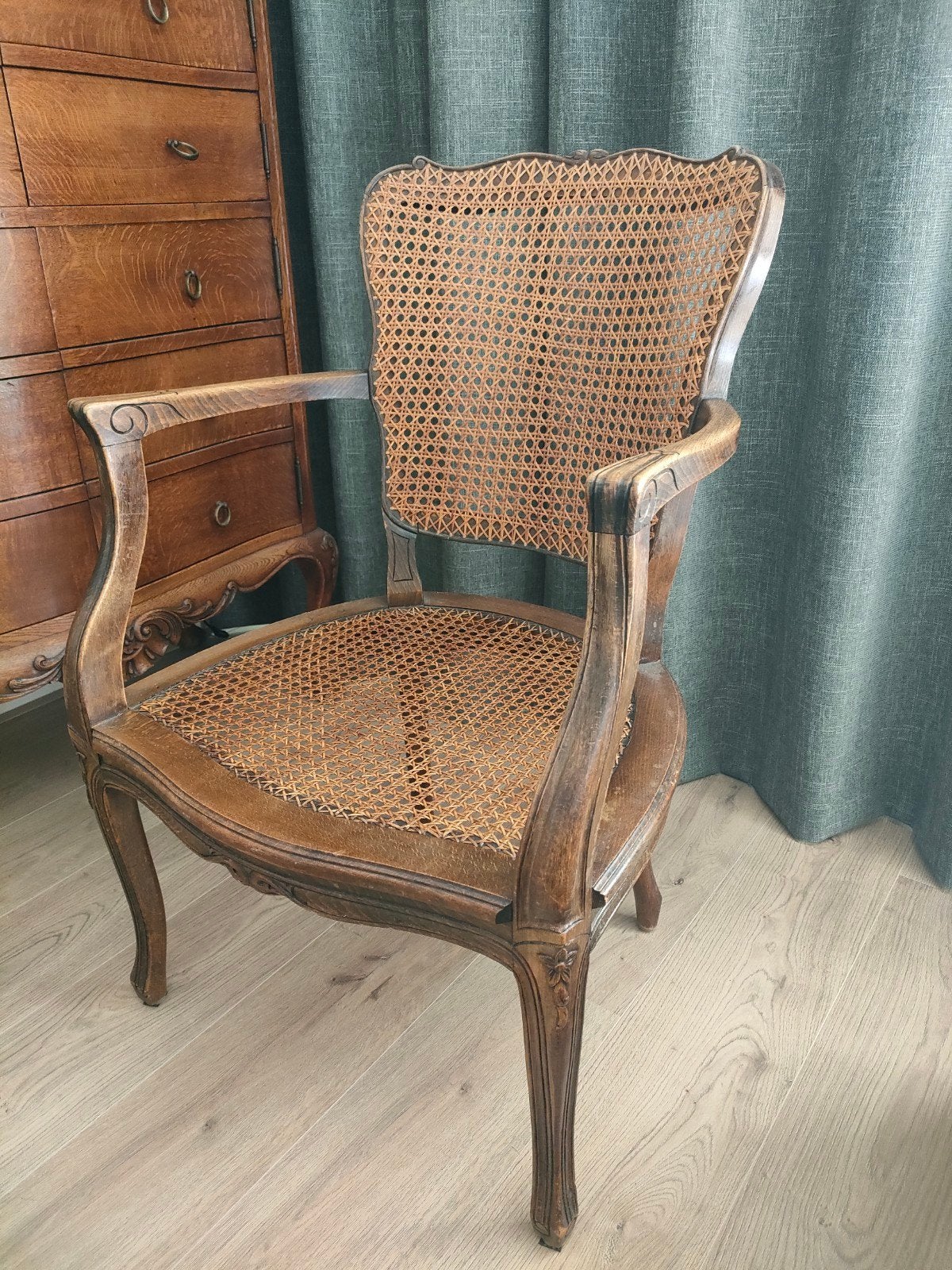 Antieke houten, webbing fauteuil (Louis XV), Antiek en Kunst, Antiek | Meubels | Stoelen en Banken, Ophalen of Verzenden