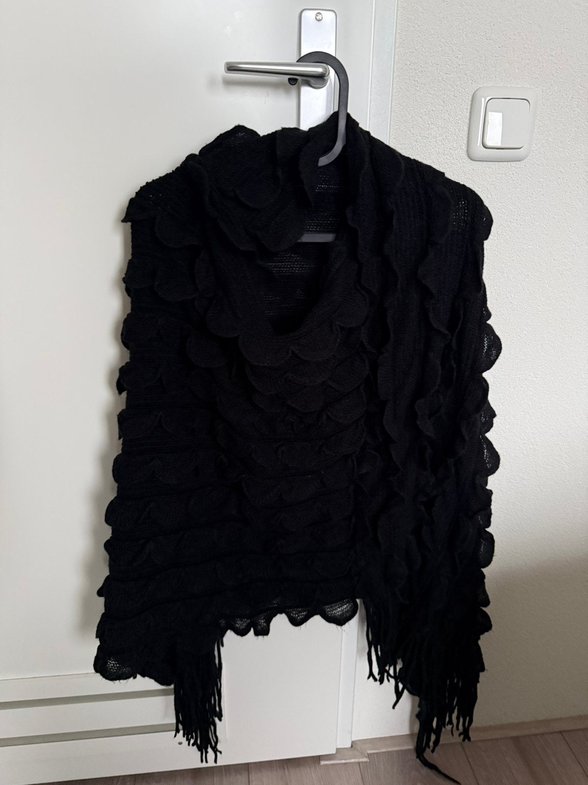 Poncho dames Kleur zwart In nieuwstaat, Kleding | Dames, Ophalen of Verzenden, Zo goed als nieuw, Zwart