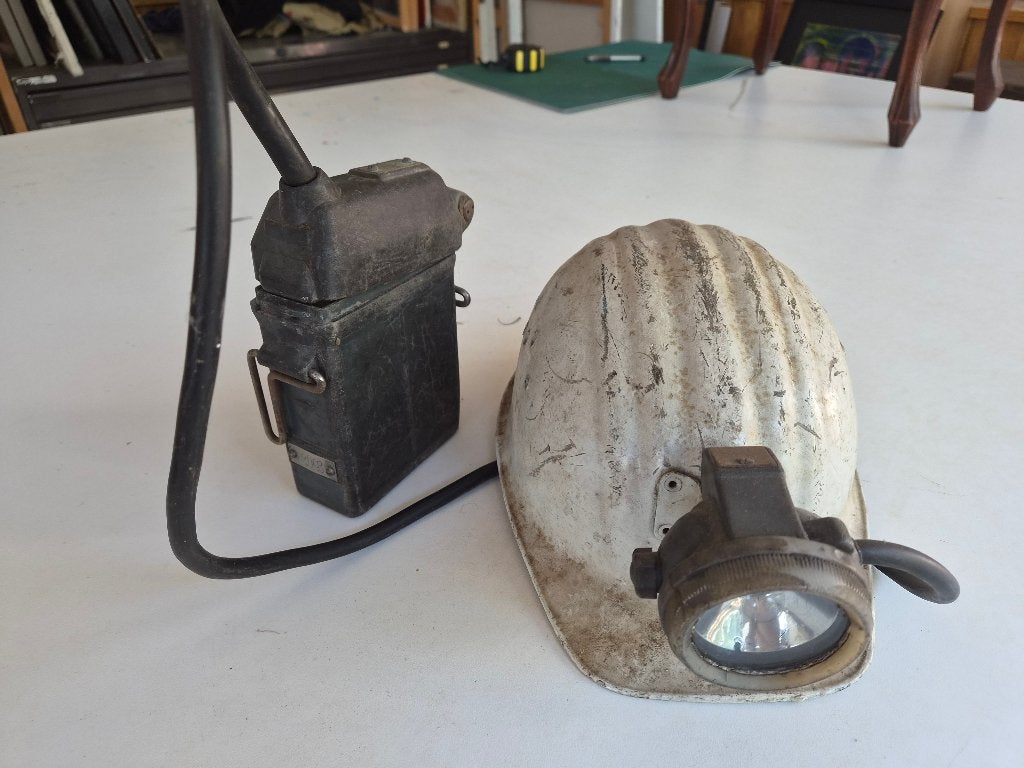 Vintage mijnwerkershelm met lamp en batterij, Ophalen of Verzenden, Gebruikt