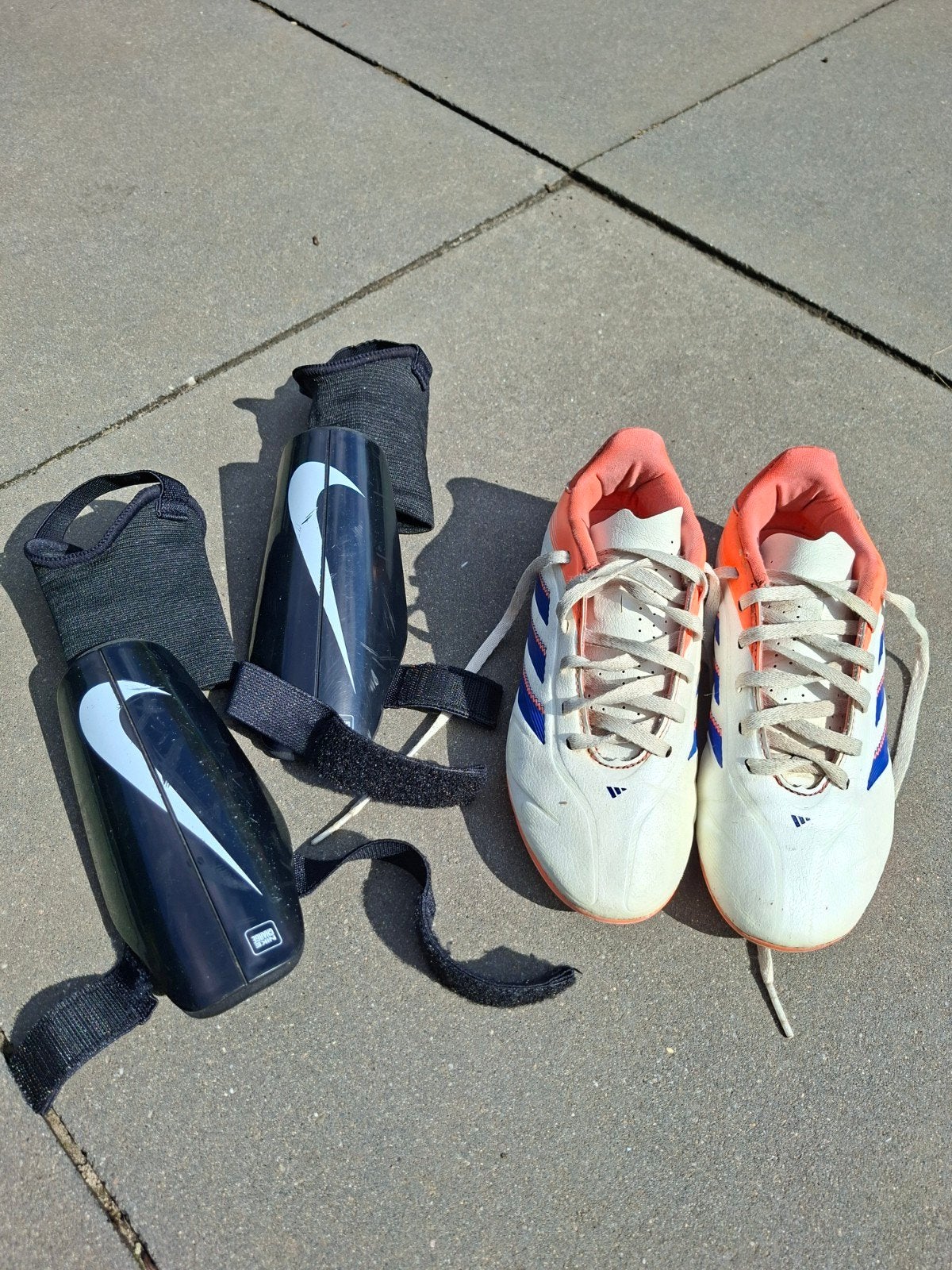 Adidas voetbalschoenen maat 33 met Nike scheenbeschermers, Ophalen of Verzenden, Gebruikt, Schoenen