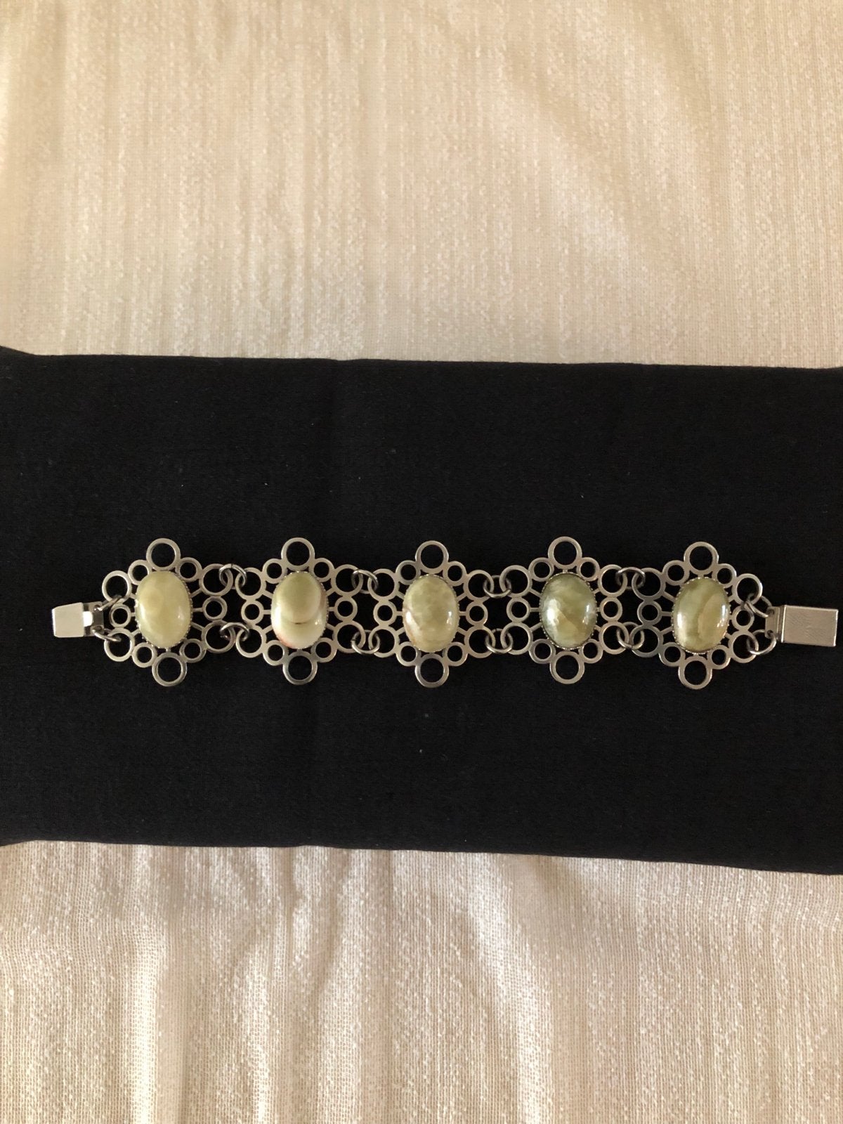 Armband met natuursteen en zilverkleurige schakels, Overige materialen, Gebruikt, Ophalen of Verzenden, Met edelsteen