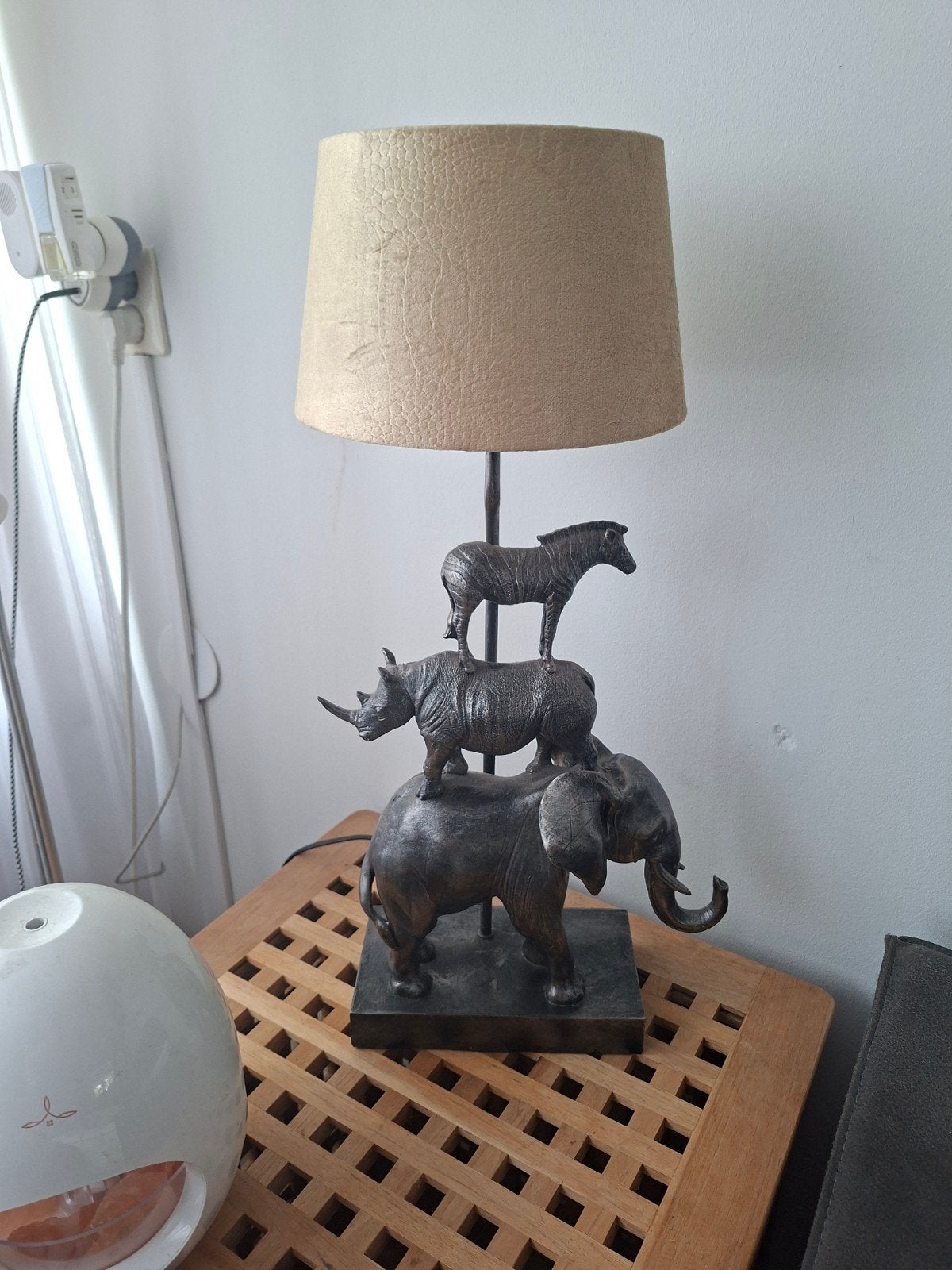 Mooie tafellamp met dierenbeeld en kap, Overige materialen, Gebruikt, Ophalen of Verzenden, Sfeerlamp