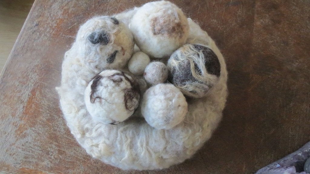 Wol, tafel decoratie, krans/mand met 7 losse vilt wol bollen, Verzenden, Nieuw, Versiering, Wolvilt