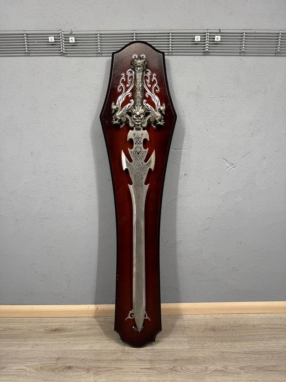 Decoratief Zwaard met Drakenmotief op Houten Plaque (H110 B2, Verzamelen, F, F, Ophalen of Verzenden, Zo goed als nieuw
