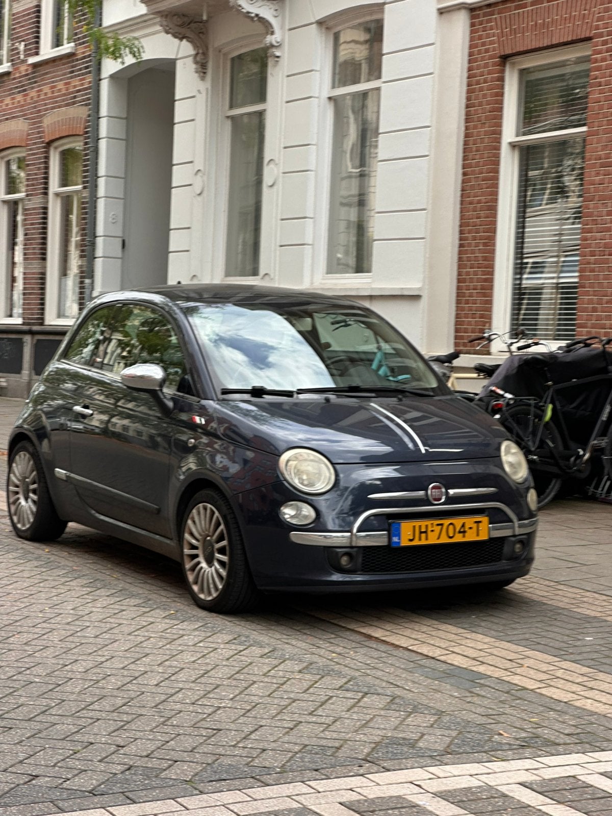 Donkerblauwe Fiat 500 met lederen interieur en open dak., Voorwielaandrijving, 1242 cc, 4 cilinders, 840 kg