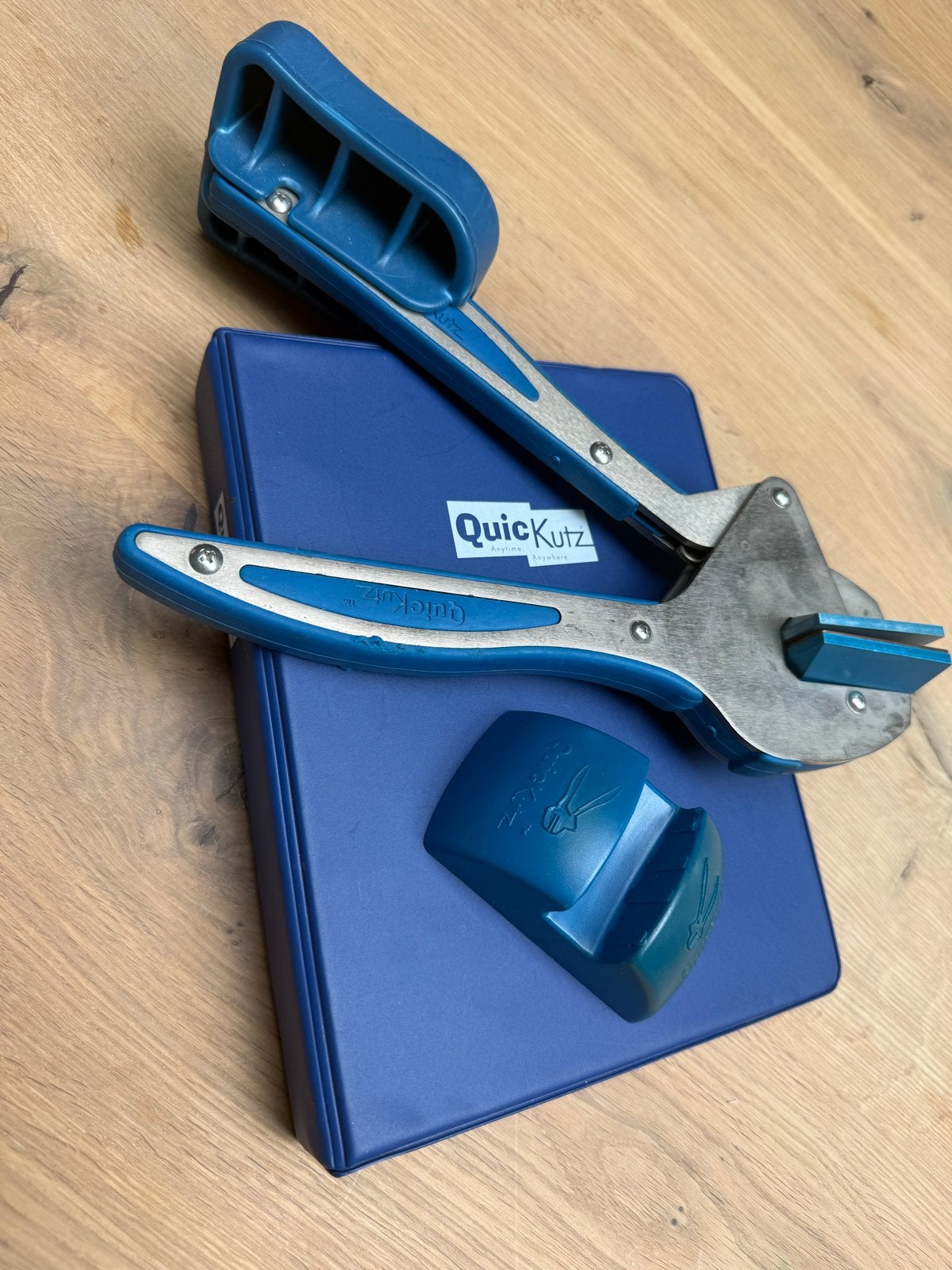 QuicKutz snijmachine met diverse mallen en opbergmap, Gebruikt, Overige thema's, Gereedschap of Toebehoren, Blauw