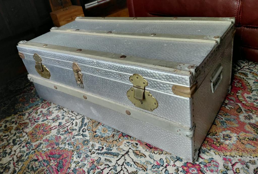 Antieke hutkoffer met aluminium beslag., Antiek en Kunst, Curiosa en Brocante, Ophalen