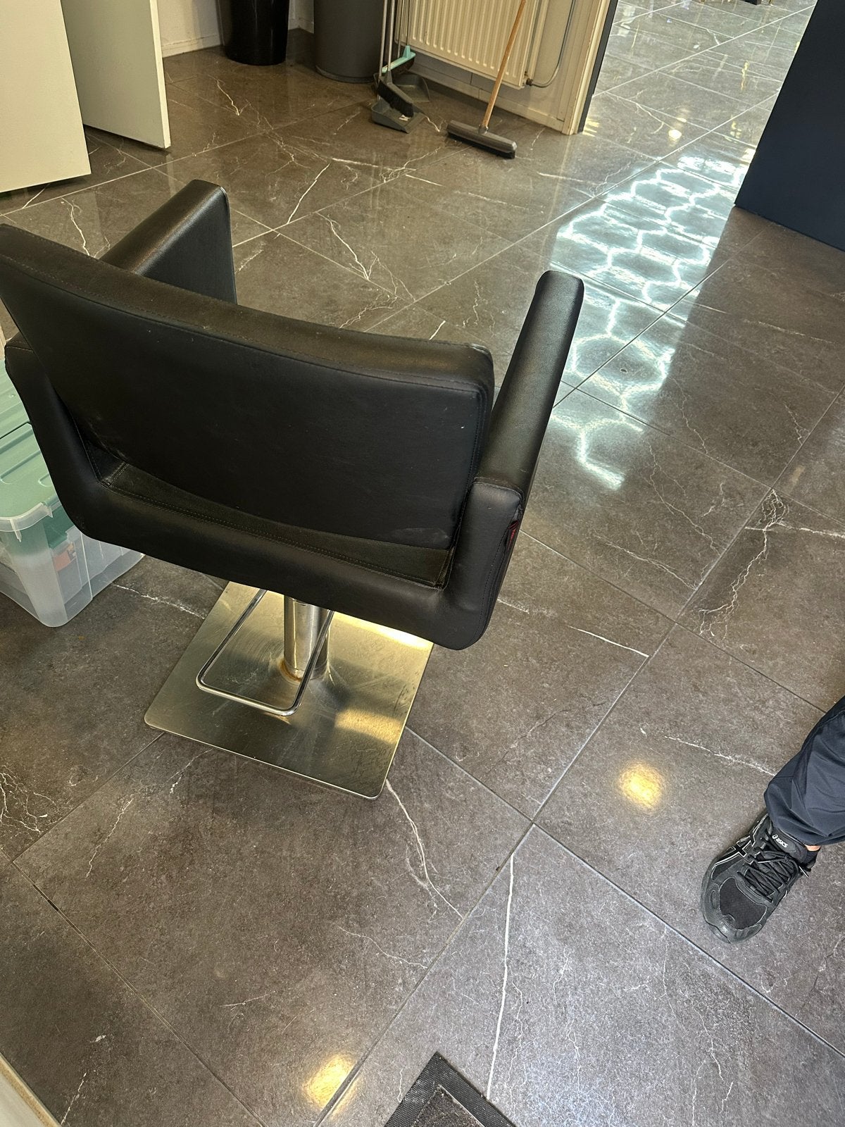 Zwarte kappersstoel met hydraulische pomp met groot spiegel, Overige plaatsen, Ophalen, Gebruikt, Stoel