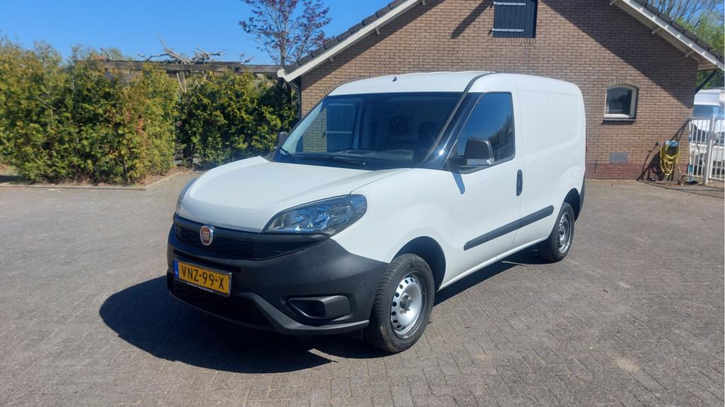 Fiat Doblò Cargo 1.6 MJ L1H1 AIRCO BJ 2022 MOTOR DEFECT, Auto diversen, Schadeauto's, Fiat, Handgeschakeld, Diesel, Overige carrosserieën
