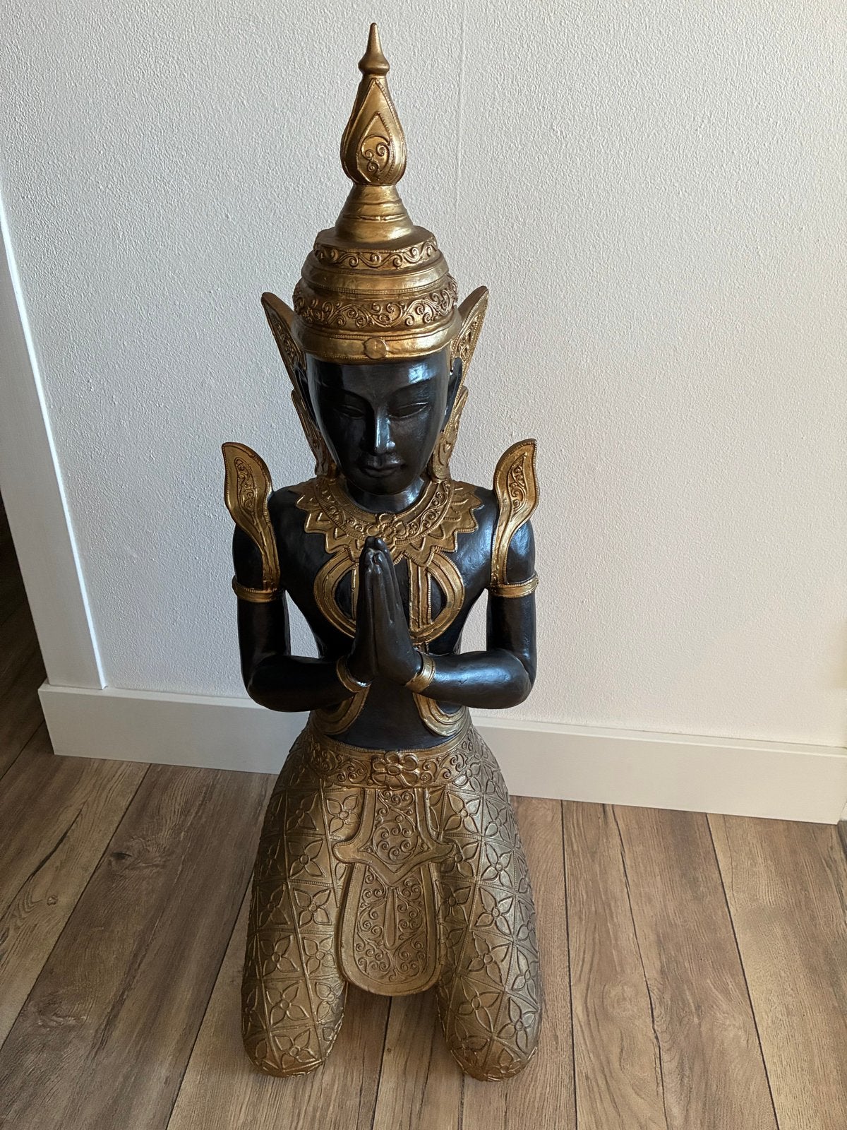 Goudkleurig en zwart beeld van knielende boedah, Ophalen, Goud, Overige materialen, Versierd