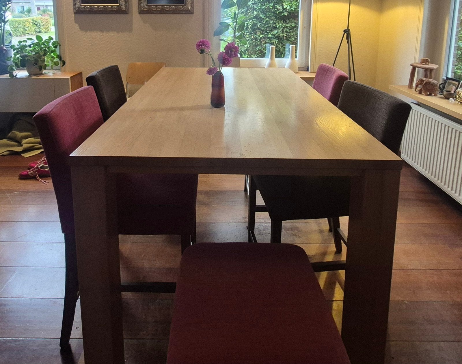 Mooie hoge stevige houten tafel met 4 stoelen en een kruk, Huis en Inrichting, Ophalen, Zo goed als nieuw, Rechthoekig, 50 tot 100 cm