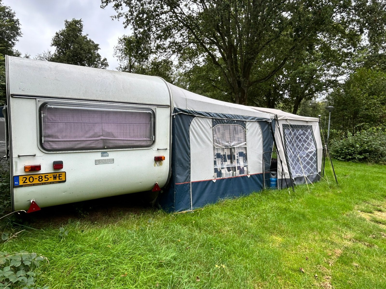 gepimpte Oldtimer Caravan+voortent+luifel+aanbouw+schuurtent, Caravans en Kamperen, Vast bed, Voortentlamp, Treinzit, 750 - 1000 kg