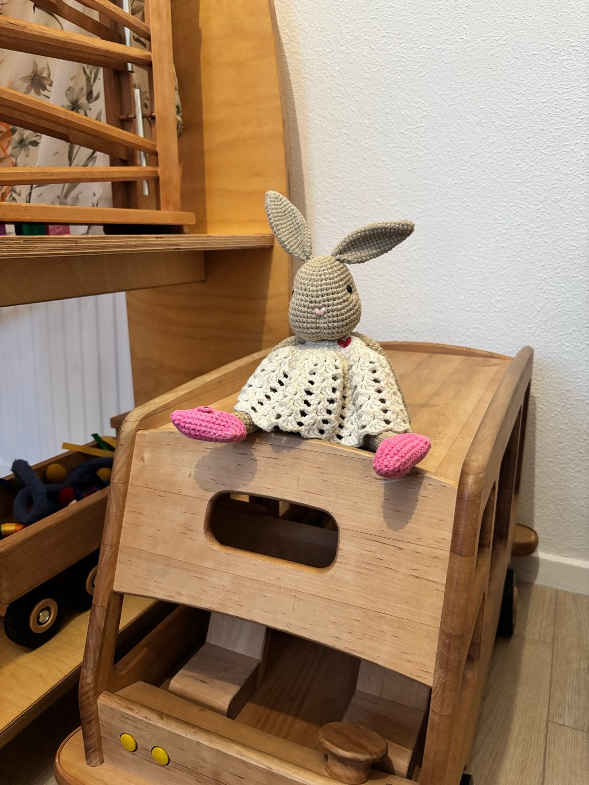 Gehaakt konijn knuffel met jurkje en roze schoentjes, Handgemaakt, Konijn, Ophalen of Verzenden, Zo goed als nieuw